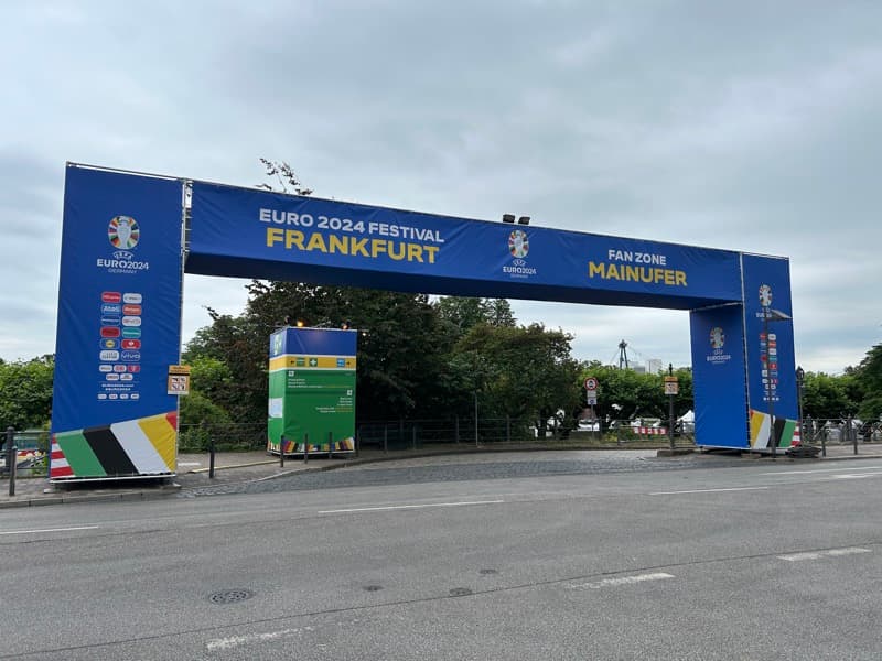 Eingangsportal mit „EURO 2024 Festival Frankfurt“ und „Fan Zone Mainufer“ Schriftzug.