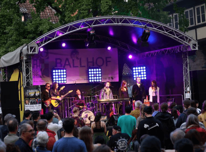 Live-Bühne mit Band bei der Fête de la Musique in Hannover bei Abendlicht.