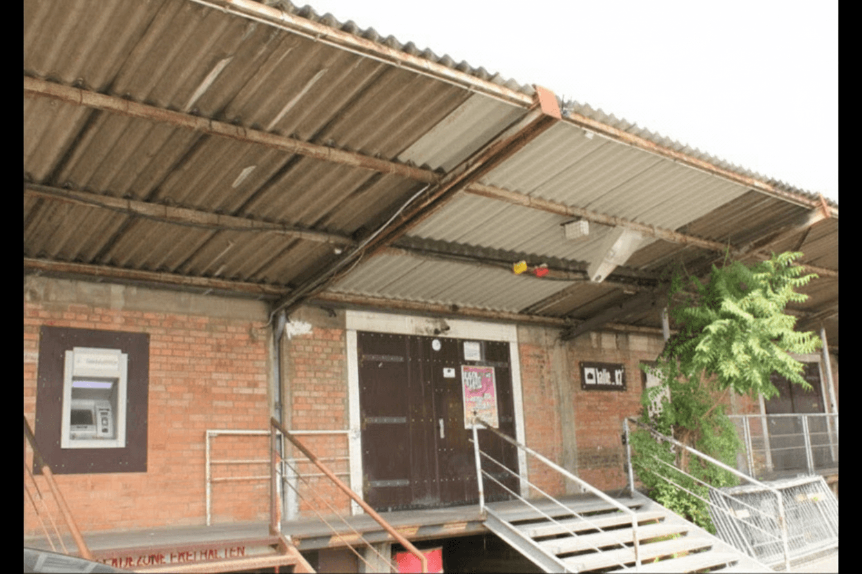 Eingangsbereich des Halle 02 Kulturzentrums in Heidelberg mit überdachter Ladezone.