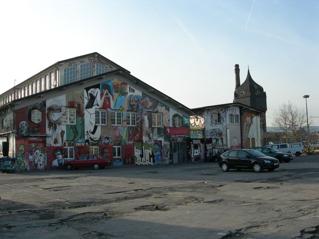 Außenansicht des Kulturzentrums Schlachthof Wiesbaden mit Graffiti-Fassade.