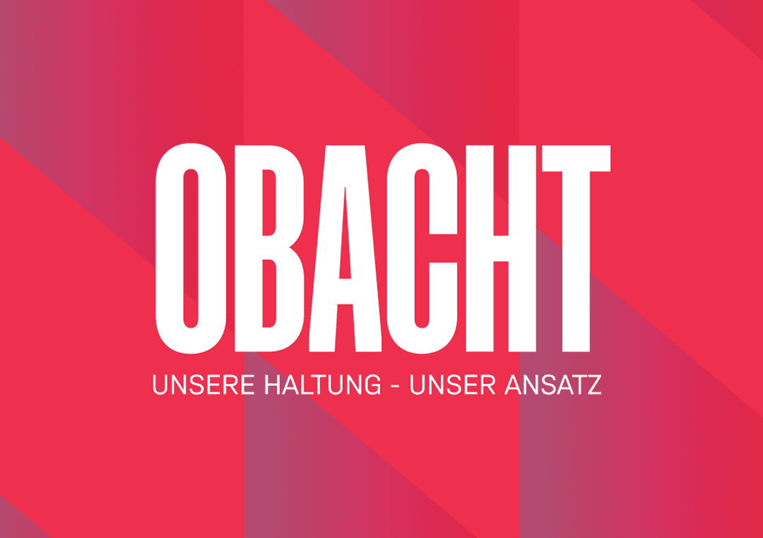 OBACHT in großen Buchstaben, darunter „UNSERE HALTUNG – UNSER ANSATZ“ auf rotem, geometrischem Hintergrund.