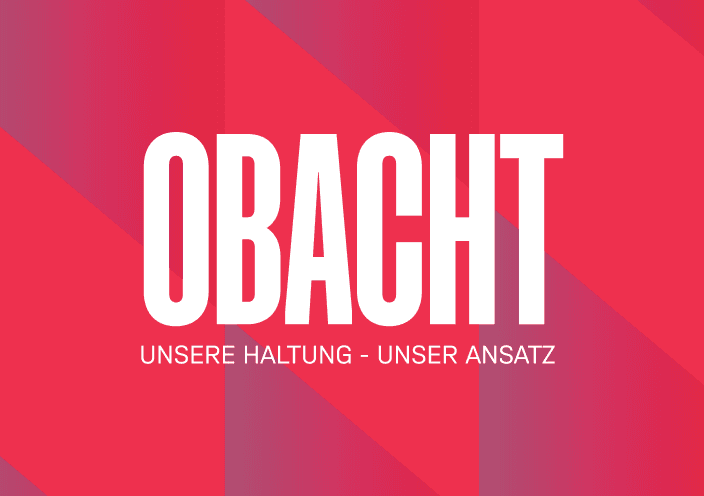 Grafisches Banner mit einem roten Hintergrund, der in verschiedene Schattierungen von Rot mit geometrischen Formen unterteilt ist. In großen weißen Buchstaben steht "OBACHT" in der Mitte des Bildes. Darunter in kleinerer Schrift "UNSERE HALTUNG - UNSER ANSATZ"