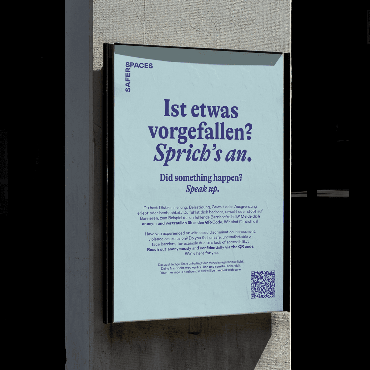 Saferspaces-Plakat an einem Betonpfeiler mit QR-Code