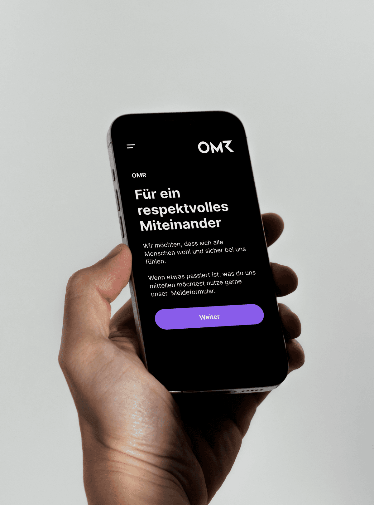 Saferspaces-Meldeseite im OMR-Branding auf einem Smartphone