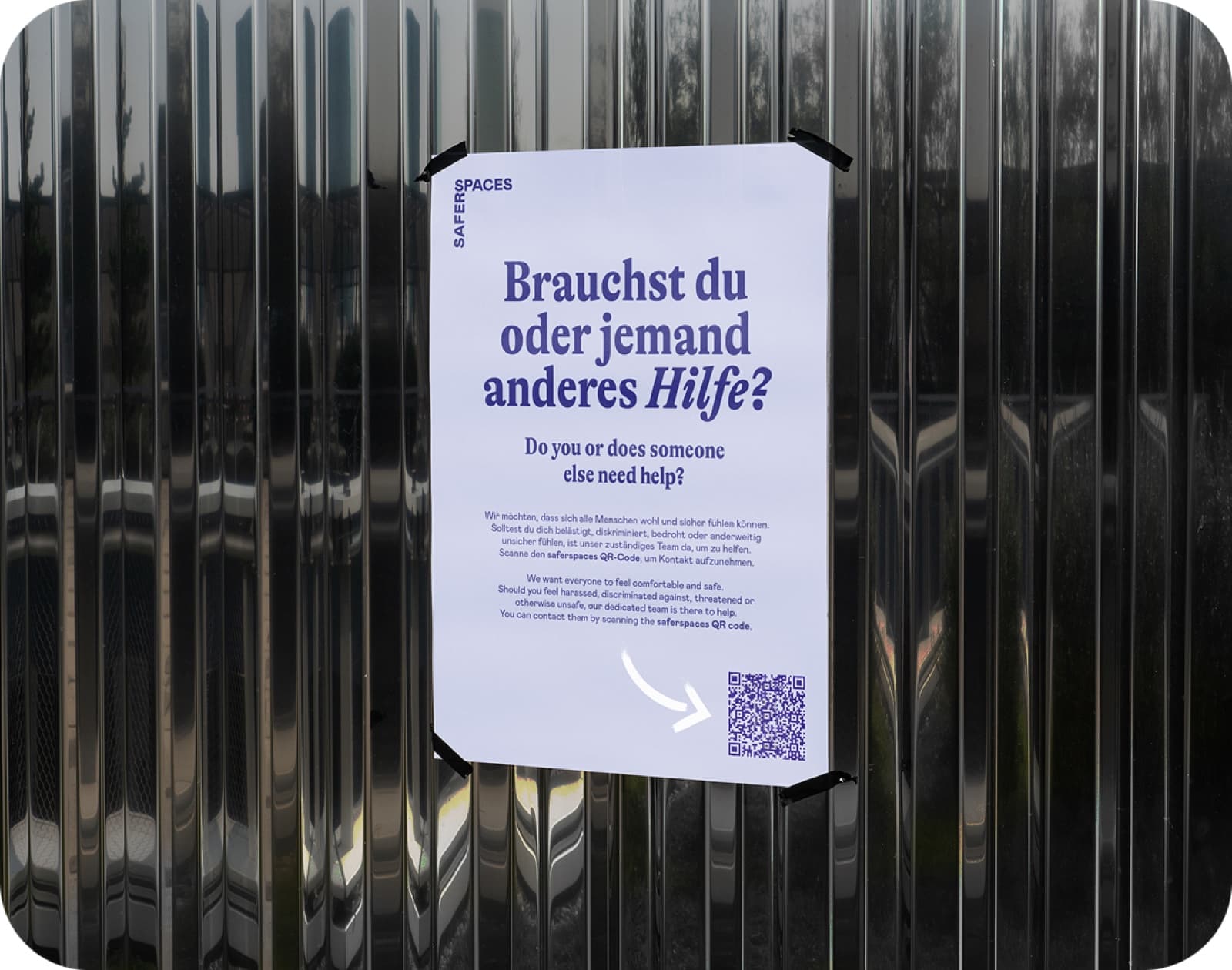 Saferspaces-Plakat mit QR-Code an einer Metallwand.