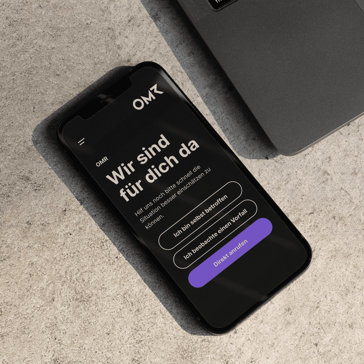 Smartphone mit gebrandetem Meldeformular im OMR-Design.